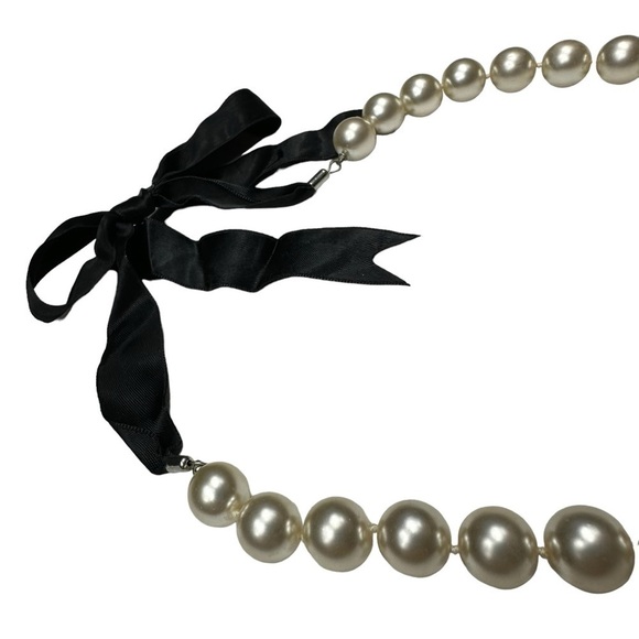 Vintage Pearl Bow Necklace and Earrings Set - Picture 12 of 13